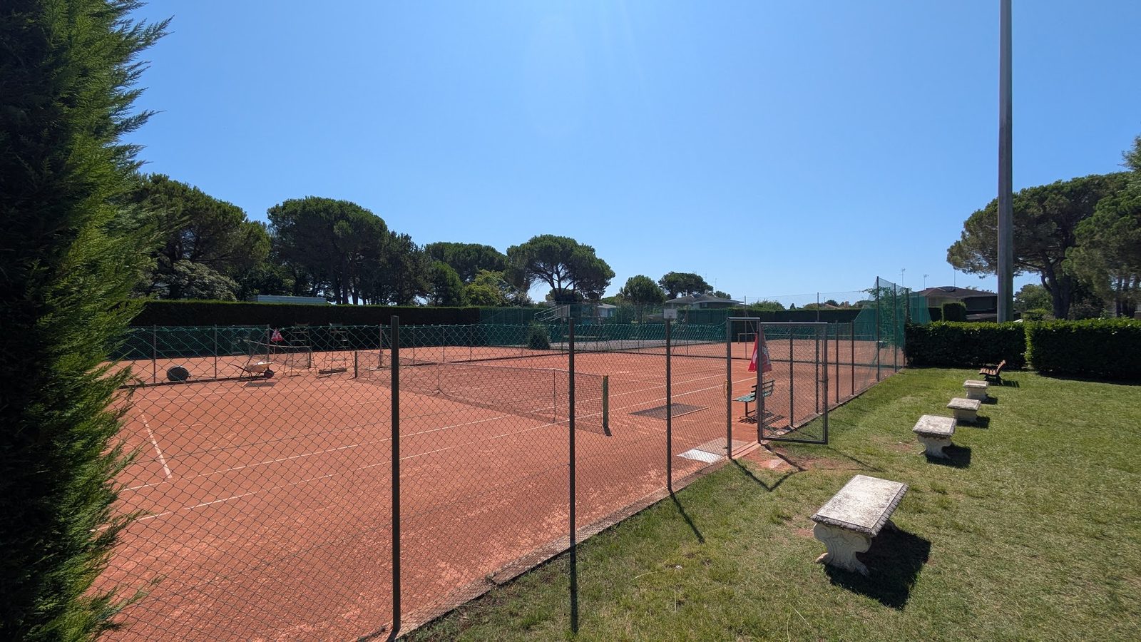 I tre campi da tennis in terra rossa del Villaggio Olimpia a Bibione