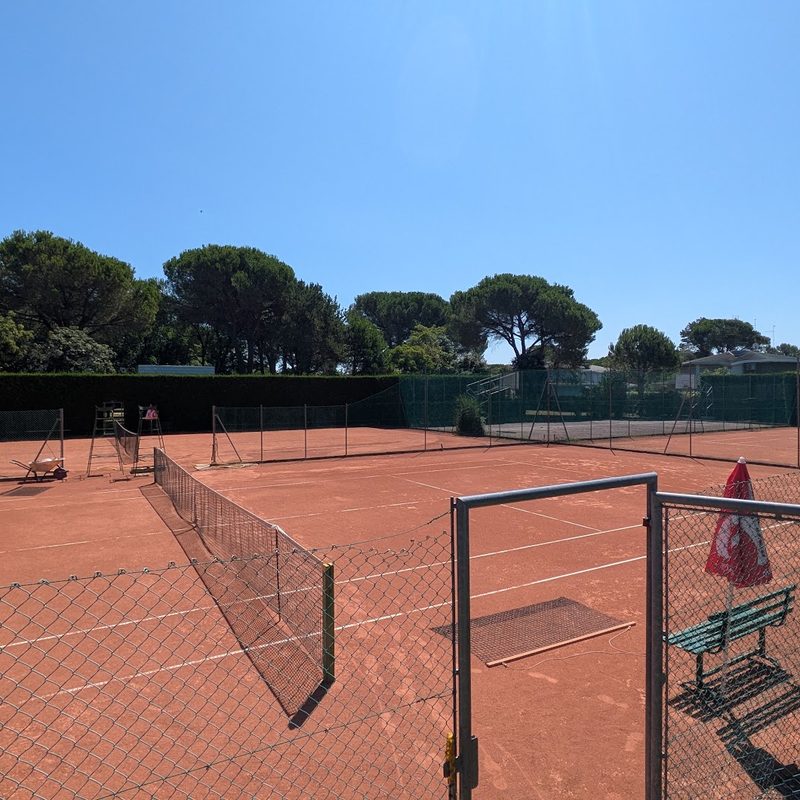 Campo da tennis in terra rossa pronto per il gioco